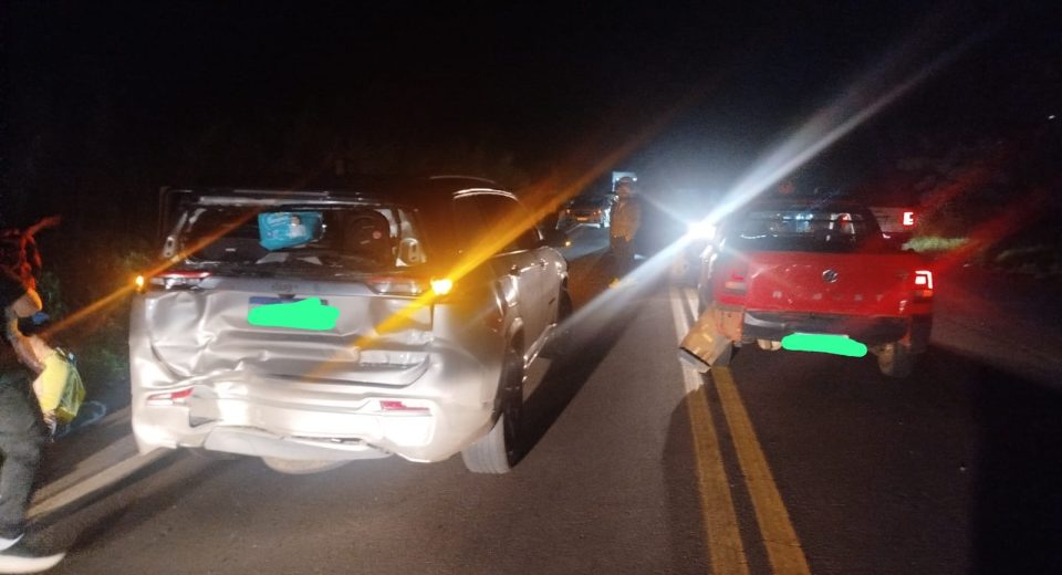 Engavetamento foi registrado na noite desta sexta-feira - Fotos Corpo de Bombeiros