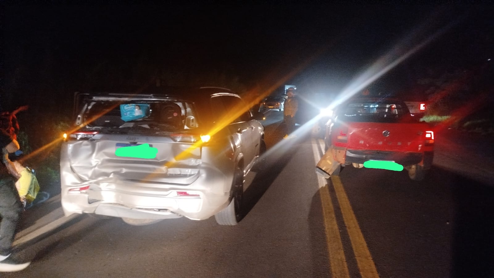 Engavetamento foi registrado na noite desta sexta-feira - Fotos Corpo de Bombeiros
