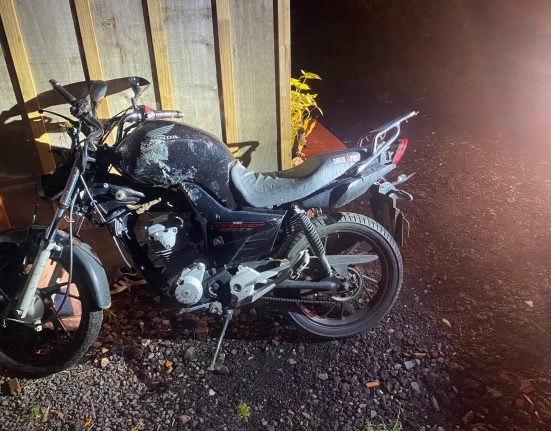 Queda de moto deixou duas pessoas feridas na noite deste sábado - Foto Corpo de Bombeiros