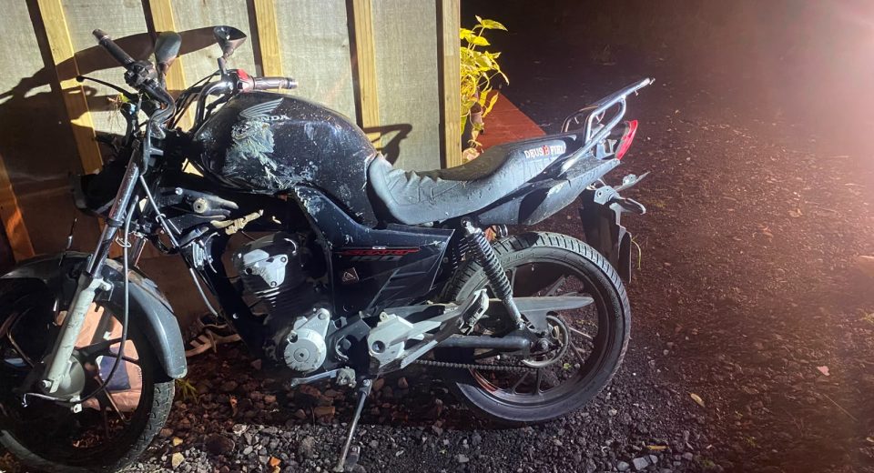 Queda de moto deixou duas pessoas feridas na noite deste sábado - Foto Corpo de Bombeiros