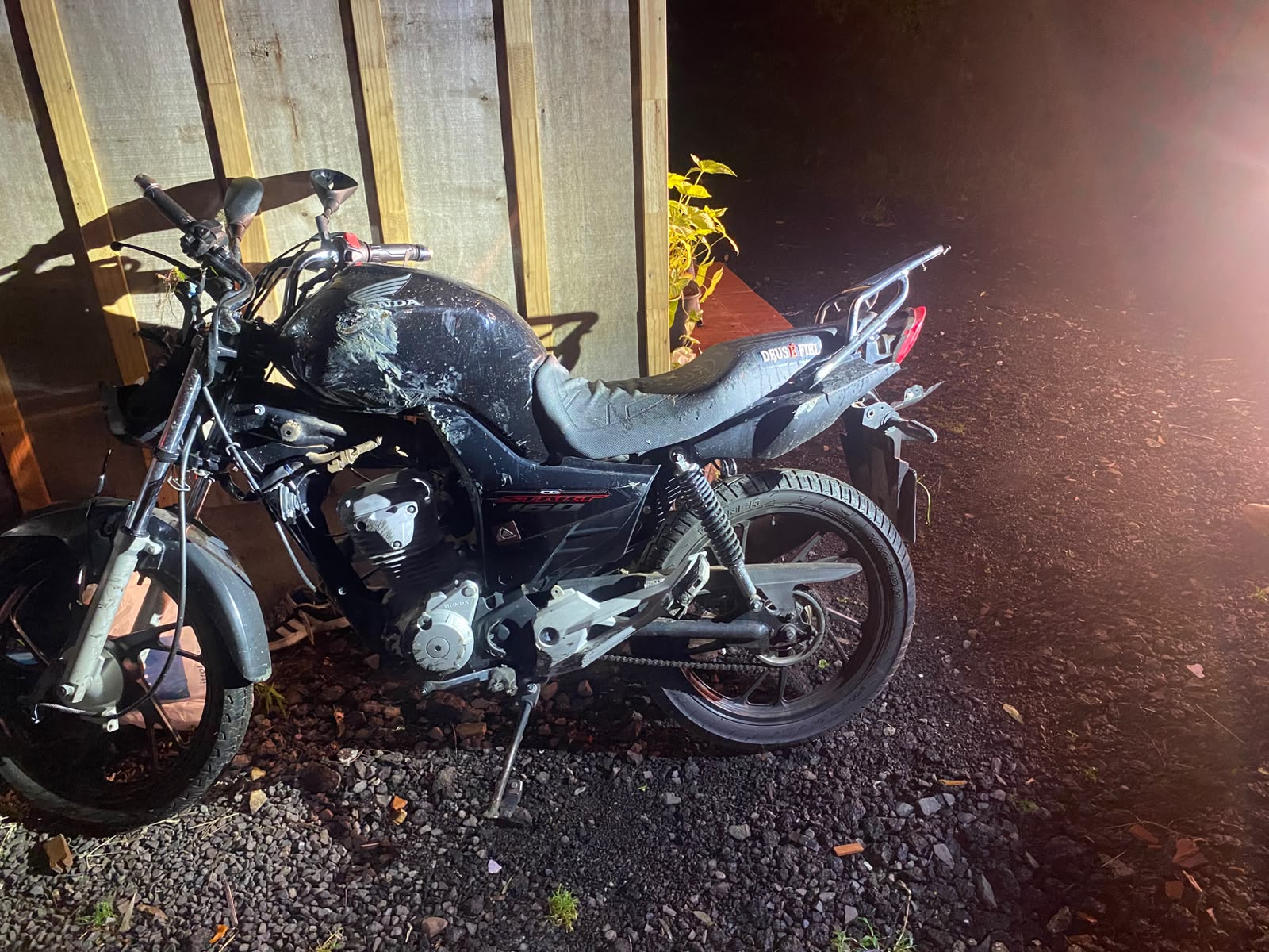 Queda de moto deixou duas pessoas feridas na noite deste sábado - Foto Corpo de Bombeiros