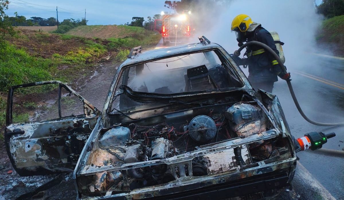 Veículo fica completamente destruído por incêndio ás margens da BR-282 em Faxinal dos Guedes - Fotos Corpo de Bombeiros
