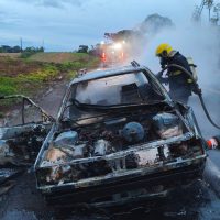 Veículo fica completamente destruído por incêndio ás margens da BR-282 em Faxinal dos Guedes - Fotos Corpo de Bombeiros