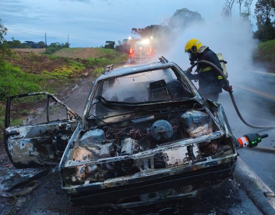 Veículo fica completamente destruído por incêndio ás margens da BR-282 em Faxinal dos Guedes - Fotos Corpo de Bombeiros