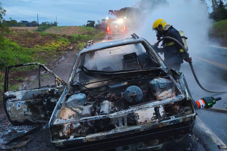 Veículo fica completamente destruído por incêndio ás margens da BR-282 em Faxinal dos Guedes - Fotos Corpo de Bombeiros