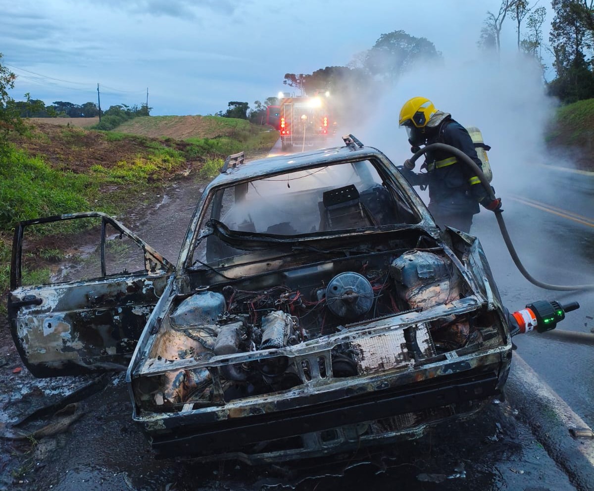 Veículo fica completamente destruído por incêndio ás margens da BR-282 em Faxinal dos Guedes - Fotos Corpo de Bombeiros