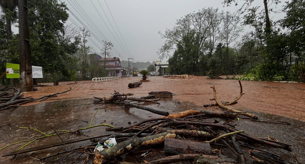 A chuva intensa provocou danos em estradas, pontes e bueiros em Santiago do Sul - Fotos Prefeitura de Santiago do Sul