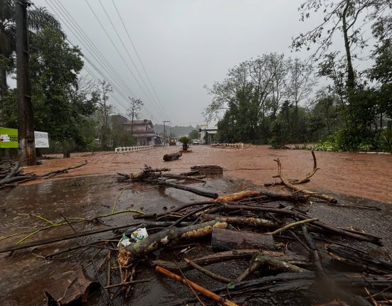 A chuva intensa provocou danos em estradas, pontes e bueiros em Santiago do Sul - Fotos Prefeitura de Santiago do Sul