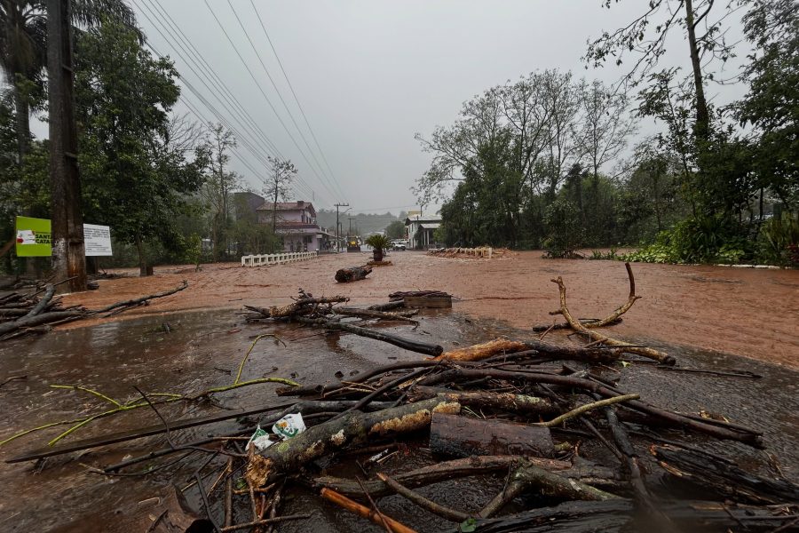A chuva intensa provocou danos em estradas, pontes e bueiros em Santiago do Sul - Fotos Prefeitura de Santiago do Sul
