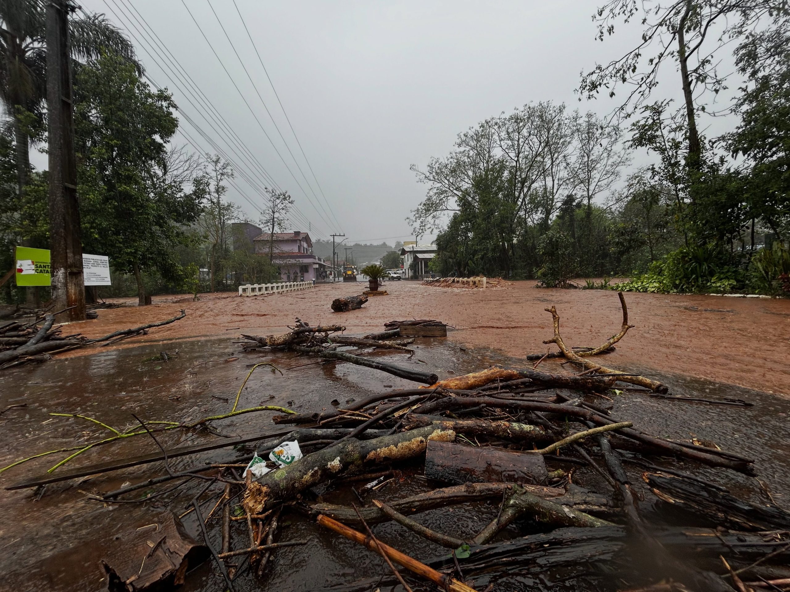 A chuva intensa provocou danos em estradas, pontes e bueiros em Santiago do Sul - Fotos Prefeitura de Santiago do Sul
