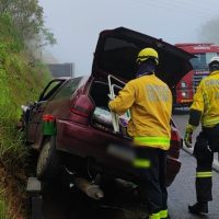 Uma mulher dicou ferida após uma colisão envolvendo três veículos na manha desta quarta-feira em Chapecó - Fotos Corpo de Bombeiros