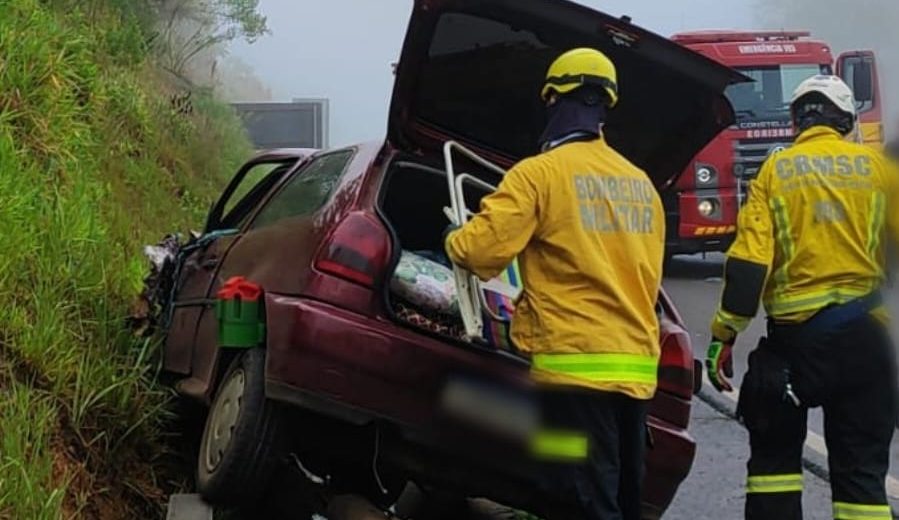 Uma mulher dicou ferida após uma colisão envolvendo três veículos na manha desta quarta-feira em Chapecó - Fotos Corpo de Bombeiros