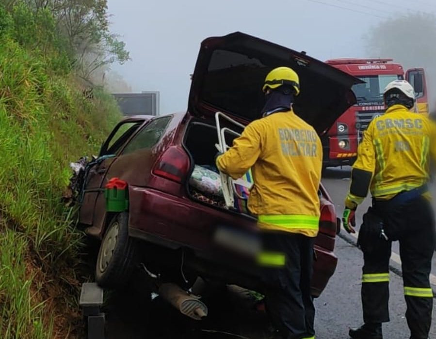 Uma mulher dicou ferida após uma colisão envolvendo três veículos na manha desta quarta-feira em Chapecó - Fotos Corpo de Bombeiros