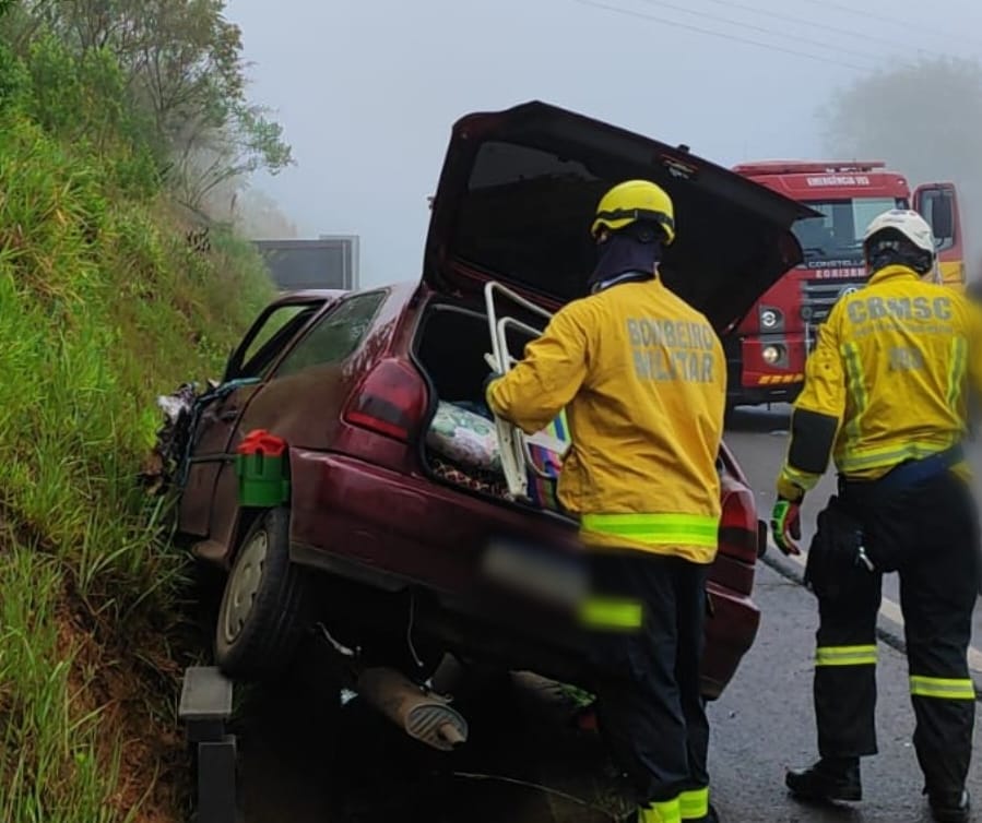 Uma mulher dicou ferida após uma colisão envolvendo três veículos na manha desta quarta-feira em Chapecó - Fotos Corpo de Bombeiros