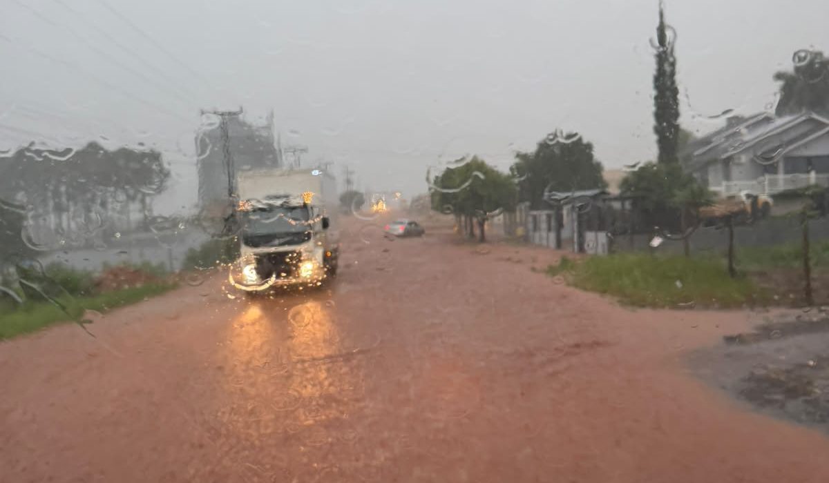 Chuva de 90 mm em 30 minutos causa danos em Ipuaçu
