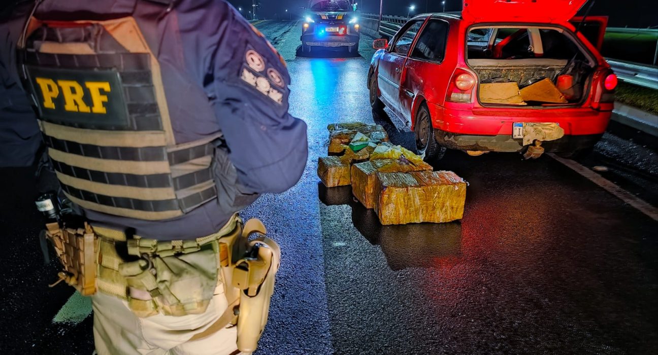 Droga encontrada em veículo foi apreendida - Fotos PRF