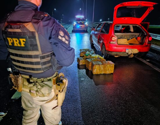 Droga encontrada em veículo foi apreendida - Fotos PRF