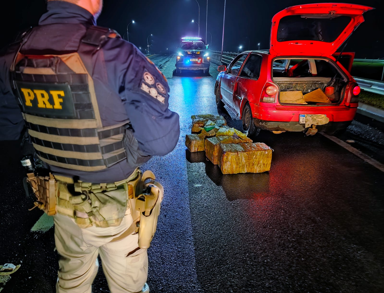 Droga encontrada em veículo foi apreendida - Fotos PRF