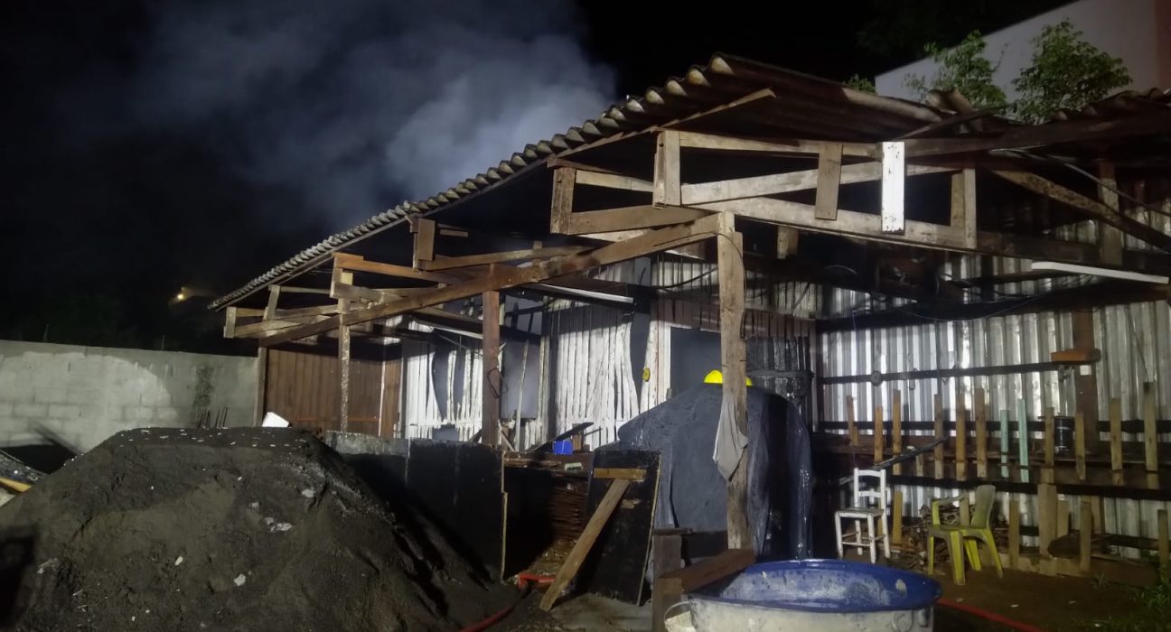 Incêndio destrói abrigo de madeira em Quilombo