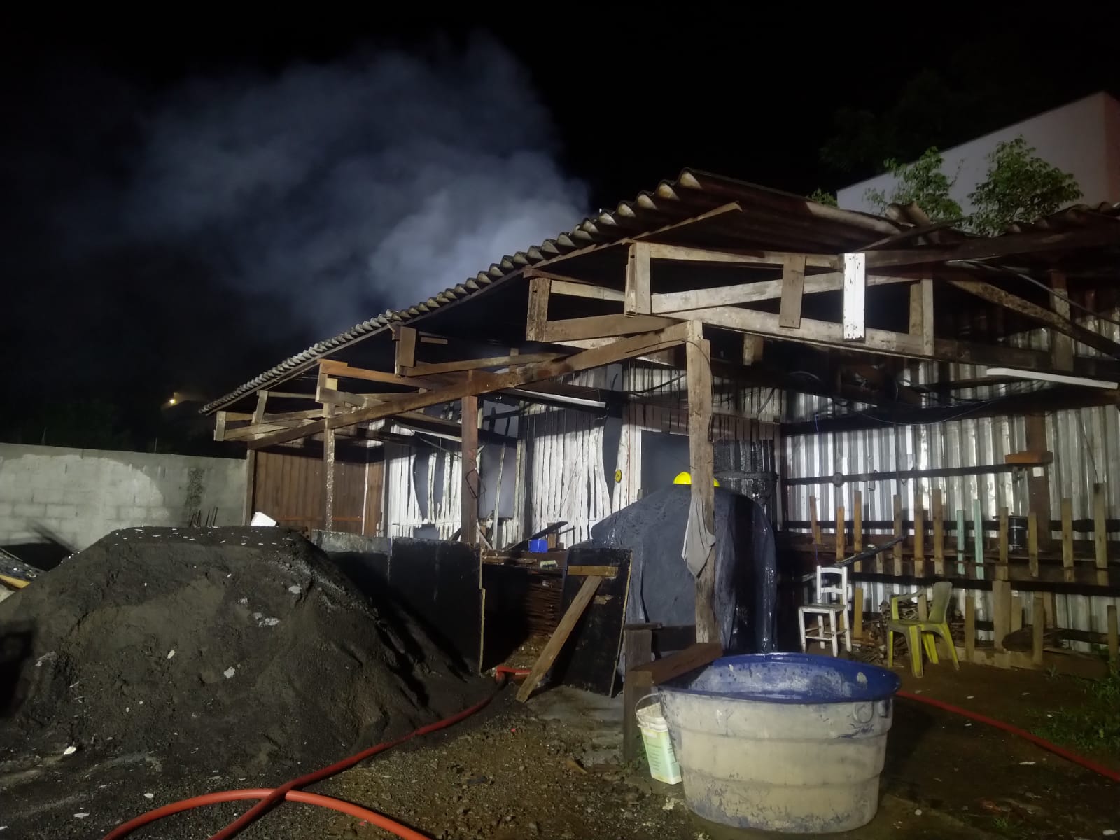 Incêndio destrói abrigo de madeira em Quilombo