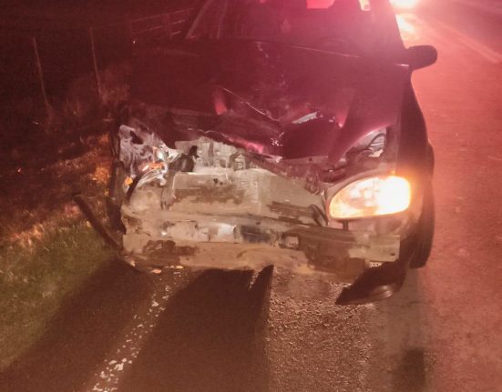 Colisão traseira entre dois carros mobilizou os bombeiros na SC-305 - Fotos CBMSC