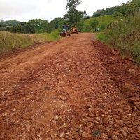 A recuperação das estradas do interior de São Domingos segue intensificada após as fortes chuvas - Fotos Prefeitura de São Domingos