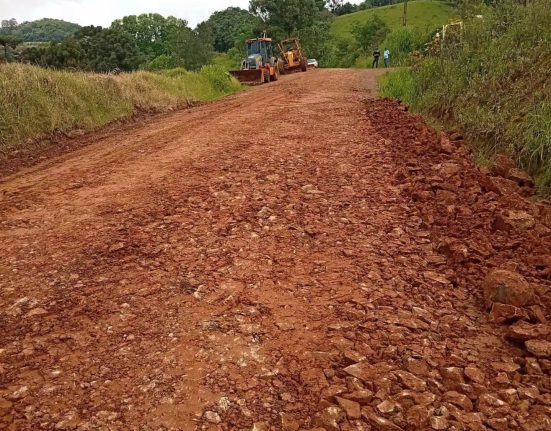 A recuperação das estradas do interior de São Domingos segue intensificada após as fortes chuvas - Fotos Prefeitura de São Domingos