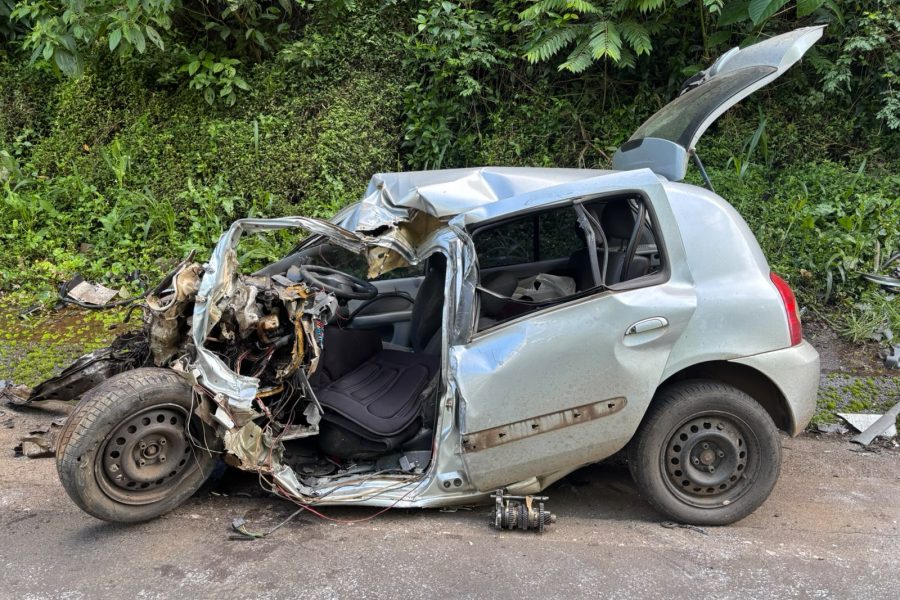 O jovem morreu após colisão frontal entre carro e caminhão na manha deste sábado em Coronel Freitas - Fotos PMRv