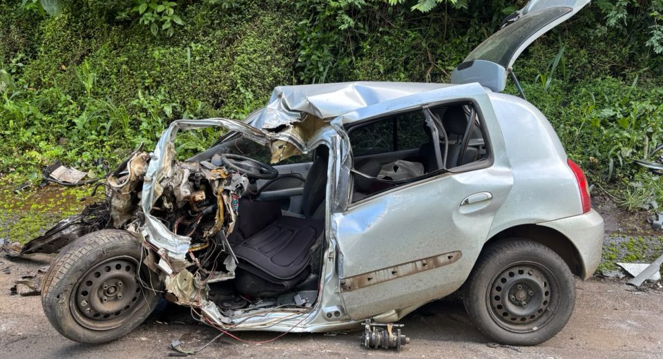 O jovem morreu após colisão frontal entre carro e caminhão na manha deste sábado em Coronel Freitas - Fotos PMRv