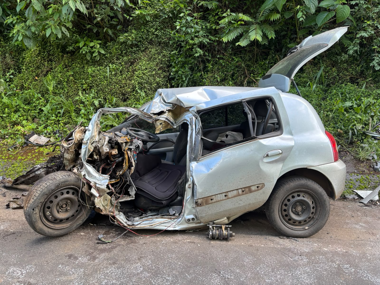 O jovem morreu após colisão frontal entre carro e caminhão na manha deste sábado em Coronel Freitas - Fotos PMRv