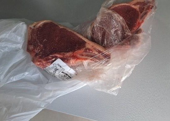 Homem tenta sair de mercado com objeto escondido embaixo das vestes em Xanxerê - Foto Polícia Militar