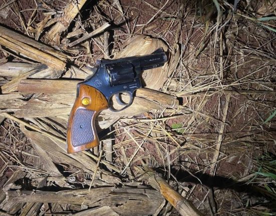 Motorista tenta fugir de barreira policial e acaba preso com arma de fogo