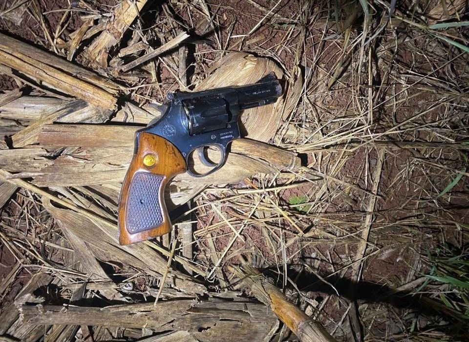 Motorista tenta fugir de barreira policial e acaba preso com arma de fogo