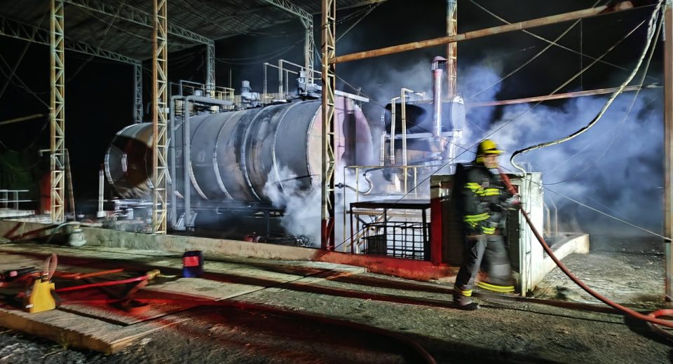 Incêndio atinge caldeira de usina de asfalto em Cordilheira Alta