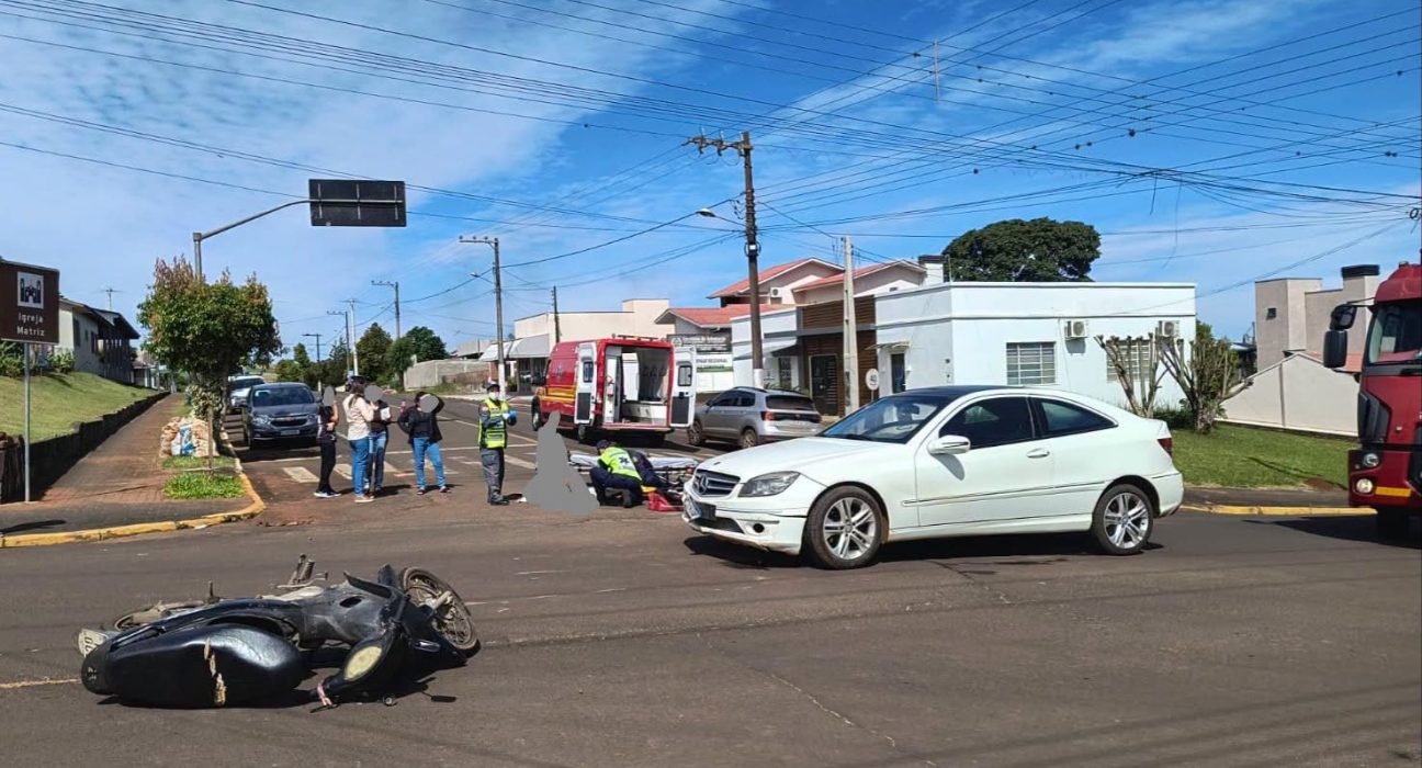 Colisão no Centro mobilizou os bombeiros e deixou um motociclista ferido - Foto Divulgação Olho no Lance Xaxim