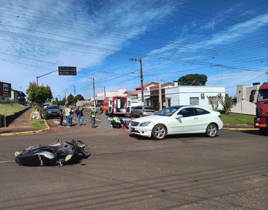 Colisão no Centro mobilizou os bombeiros e deixou um motociclista ferido - Foto Divulgação Olho no Lance Xaxim