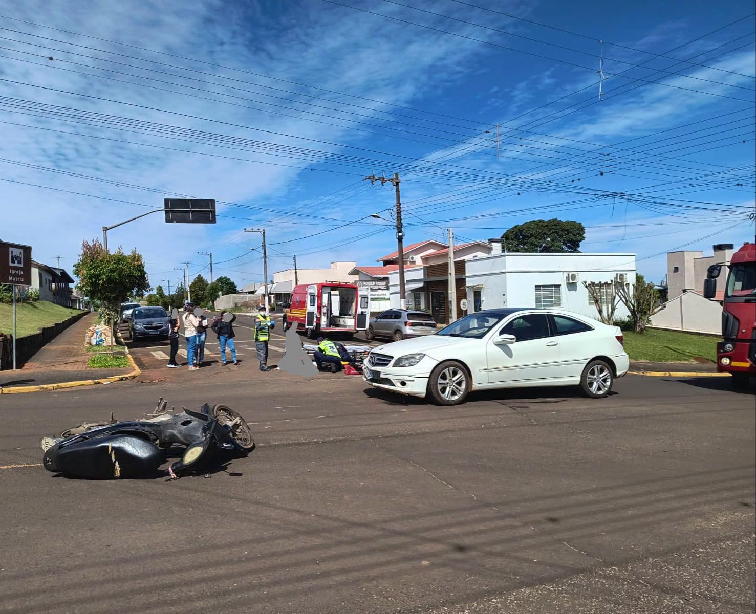 Colisão no Centro mobilizou os bombeiros e deixou um motociclista ferido - Foto Divulgação Olho no Lance Xaxim