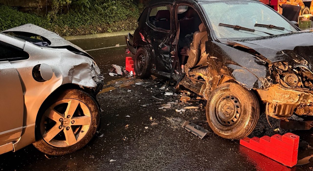 Carros se envolveram em colisão no final da tarde desta quarta-feira - Fotos Corpo de Bombeiros