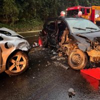 Carros se envolveram em colisão no final da tarde desta quarta-feira - Fotos Corpo de Bombeiros