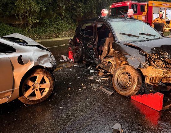 Carros se envolveram em colisão no final da tarde desta quarta-feira - Fotos Corpo de Bombeiros