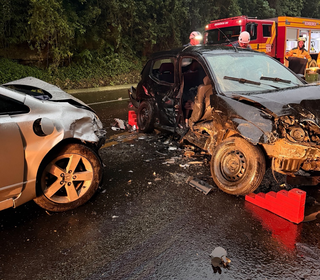 Carros se envolveram em colisão no final da tarde desta quarta-feira - Fotos Corpo de Bombeiros