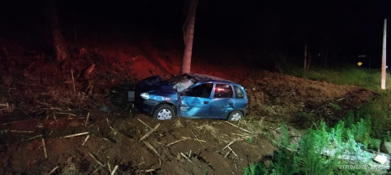 Motorista fica ferido após capotamento em Faxinal dos Guedes