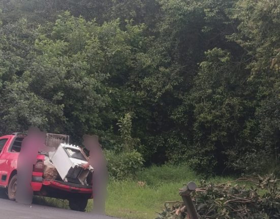 Pessoas são flagradas descartando lixo em local proibido em São Domingos