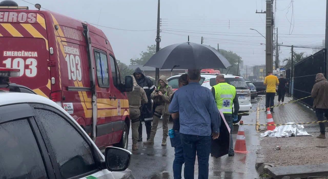 Homem invade creche com faca e morre após intervenção policial - Fotos Divulgação Atual FM e Portal Olho no Lance Xaxim