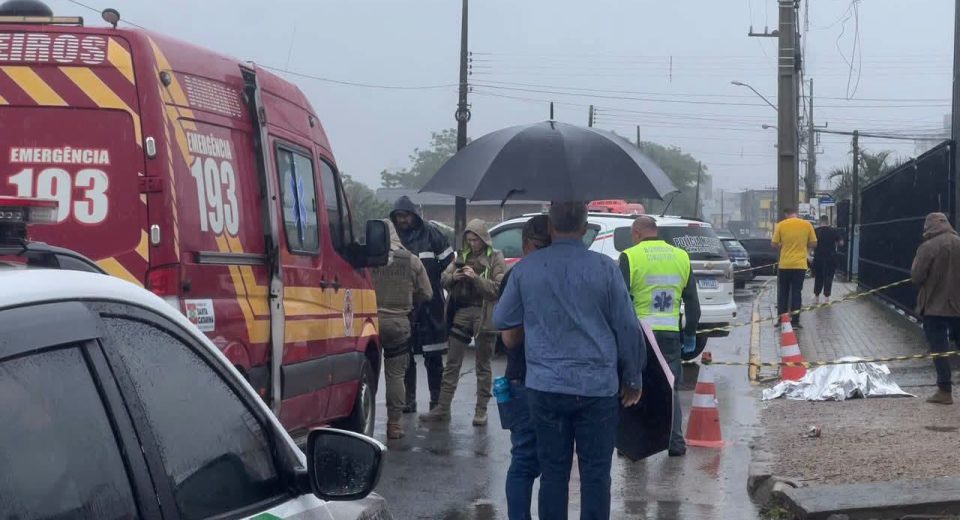 Homem invade creche com faca e morre após intervenção policial - Fotos Divulgação Atual FM e Portal Olho no Lance Xaxim