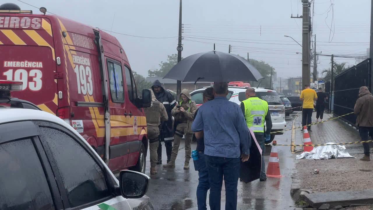 Homem invade creche com faca e morre após intervenção policial - Fotos Divulgação Atual FM e Portal Olho no Lance Xaxim