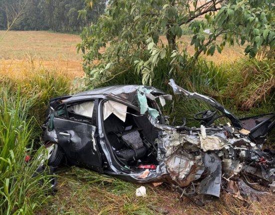 Colisão entre carro e carreta deixa dois feridos na SC-158