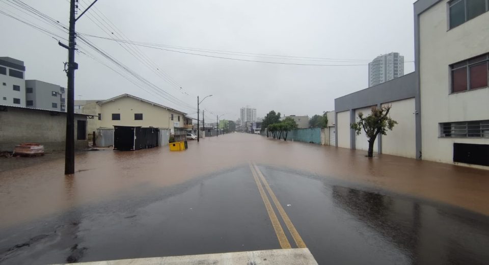 Água toma conta de rua na região central de Xanxerê - Fotos Divulgação Prefeitura de Xanxerê