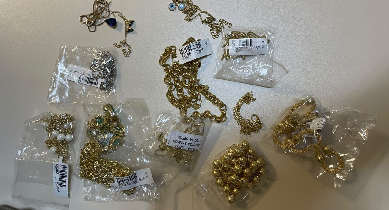Brincos, anéis, pulseiras e gargantilhas estavam entre as joias - Fotos Polícia Civil