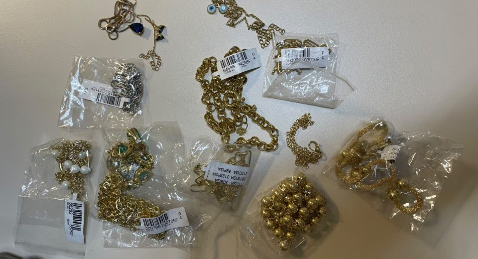Brincos, anéis, pulseiras e gargantilhas estavam entre as joias - Fotos Polícia Civil